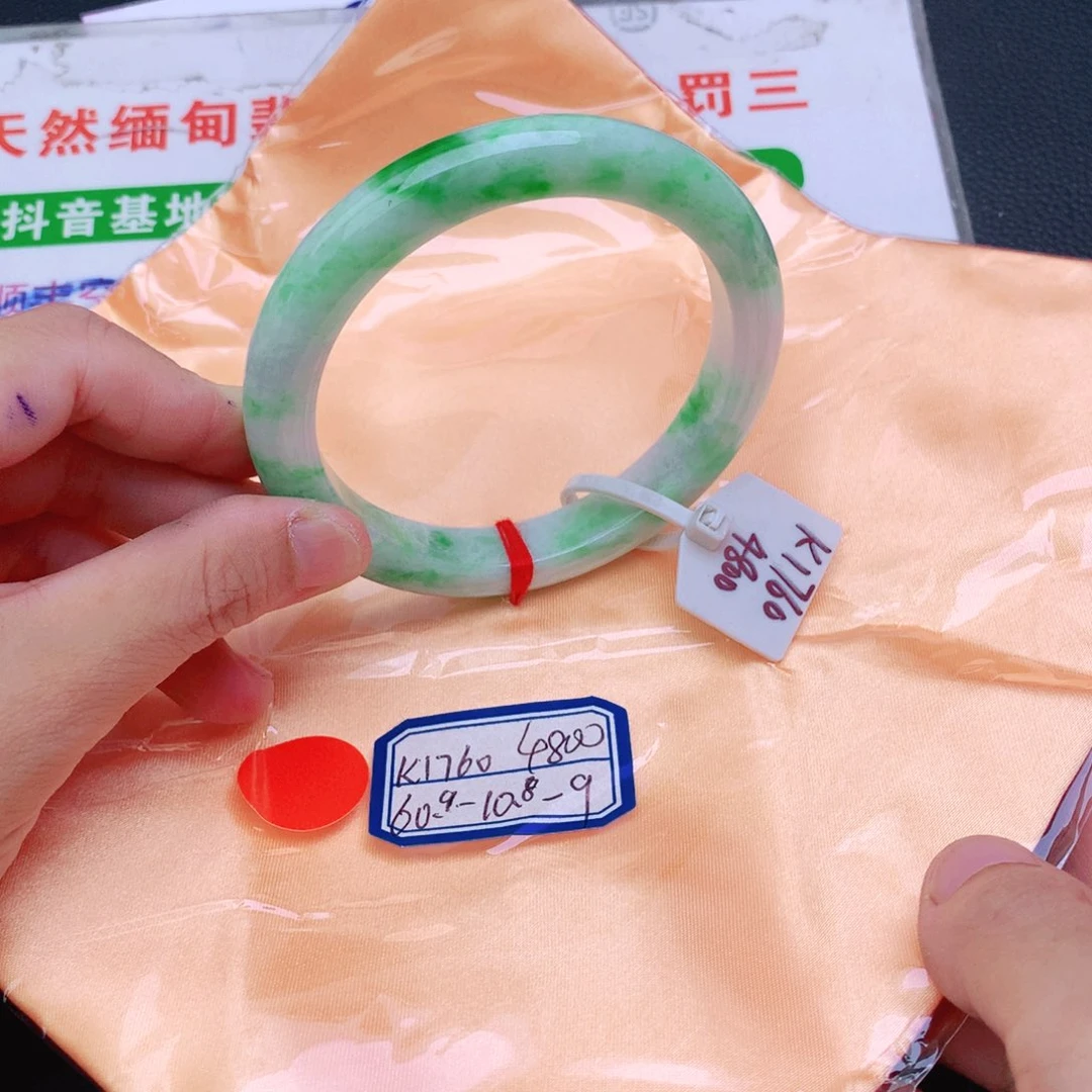 翡翠手镯未镶嵌翡翠
