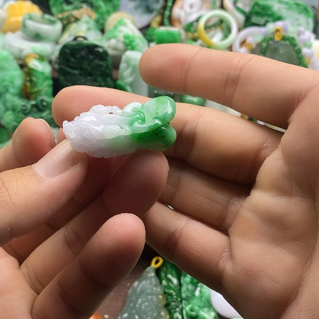 翡翠未镶嵌颈饰貔貅