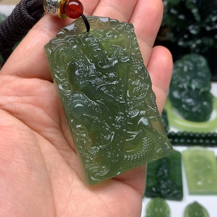 暖***哥未镶嵌蛇纹石玉颈饰