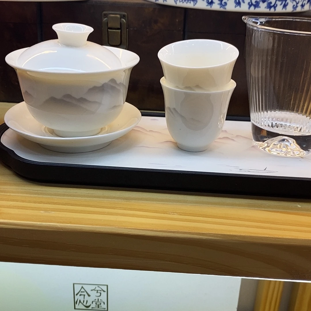 盖碗里的水煮开后放入