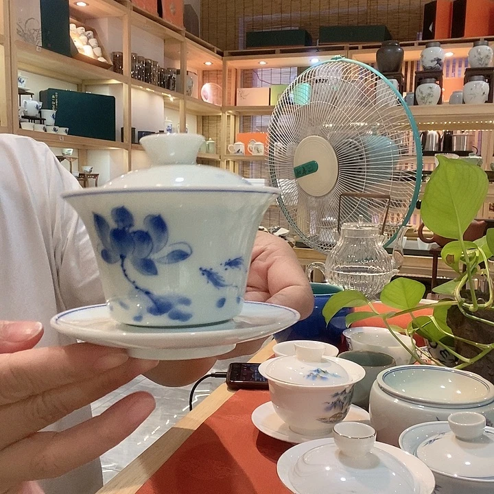 手绘青白瓷盖碗的
