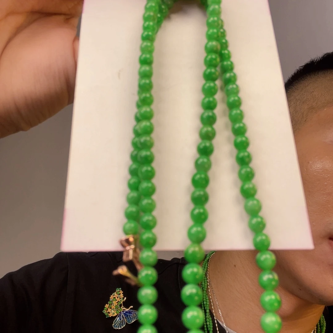 翡翠未镶嵌颈饰一件