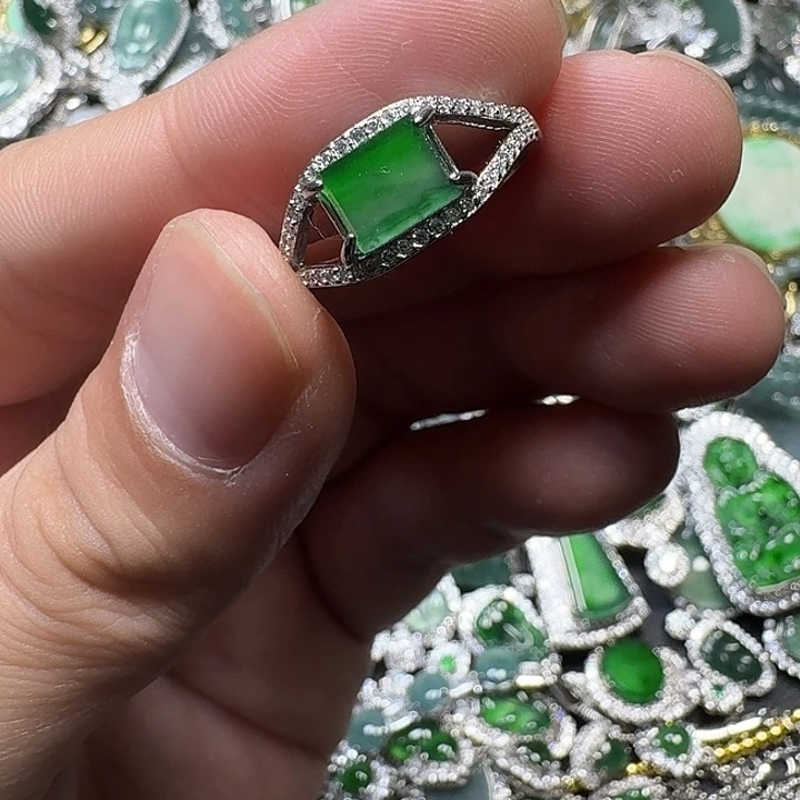 翡翠未镶嵌颈饰天然A货翡翠放漏