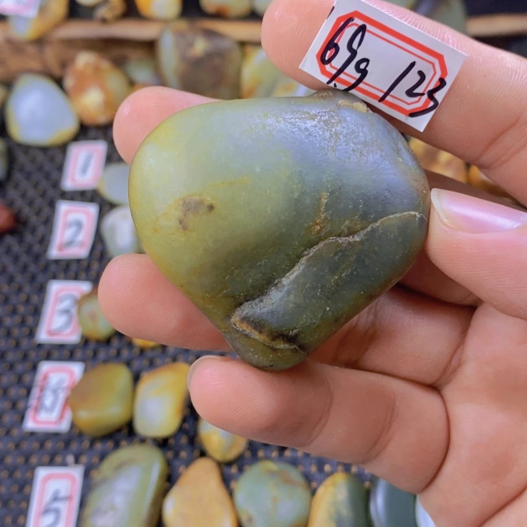 颈饰未镶嵌和田玉（糖玉）
