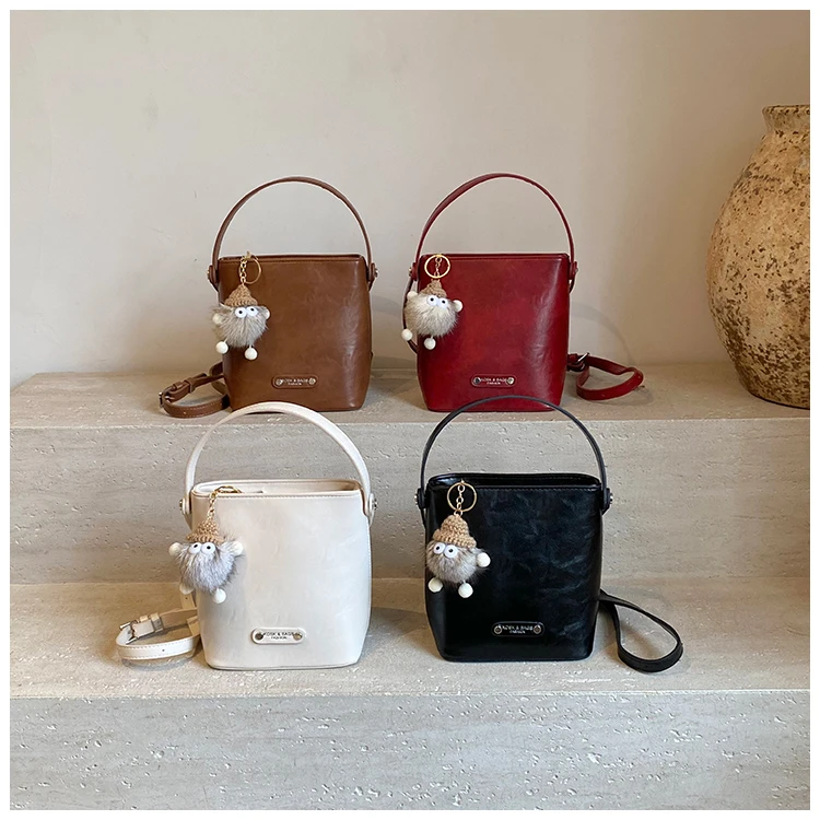 2025夏季时尚新款纯色朋克桶包做旧单肩斜挎包女士百搭ins御姐风