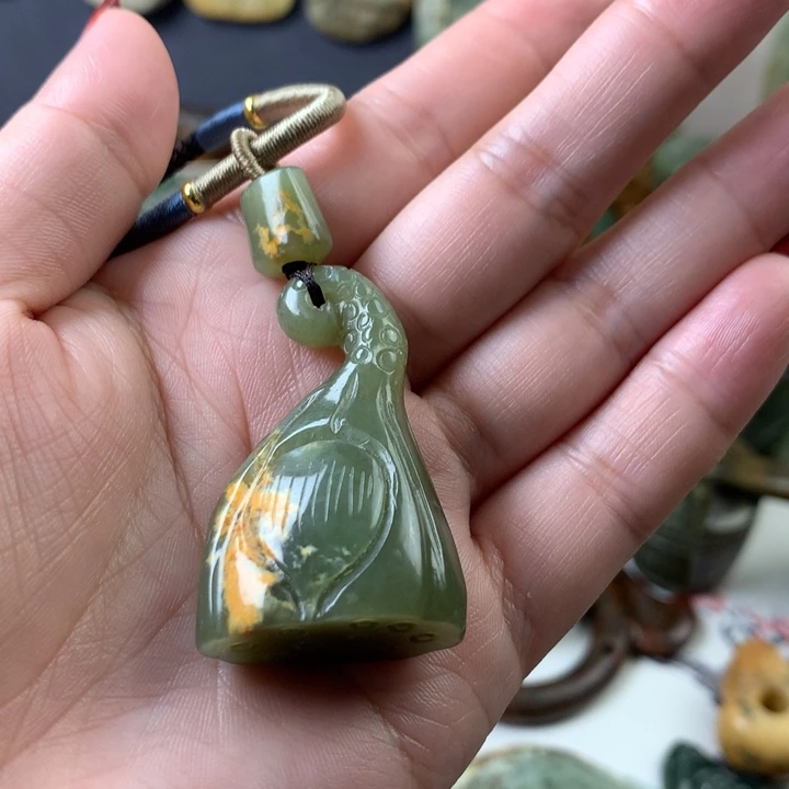 透闪石质玉挂件未镶嵌