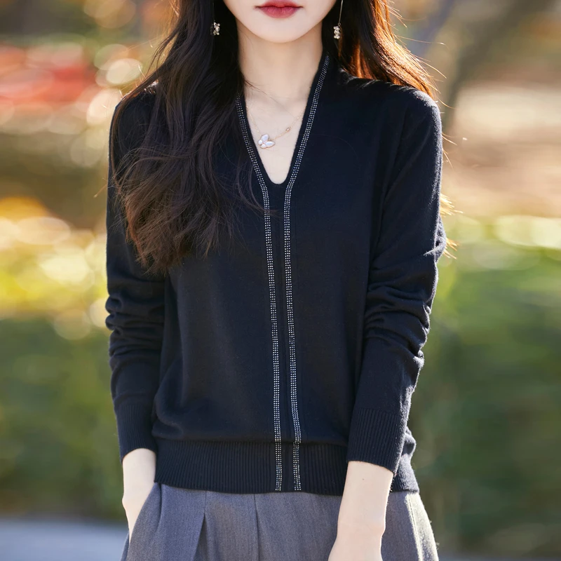 2025年春季新款精纺羊毛V领针织衫镶钻宽松毛衣设计感打底衫上衣