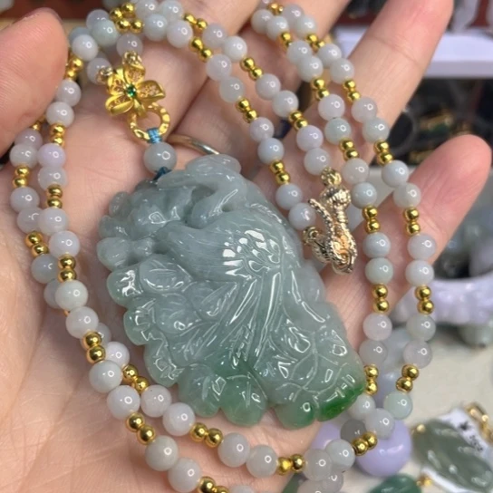 翡翠未镶嵌颈饰孔雀吊坠