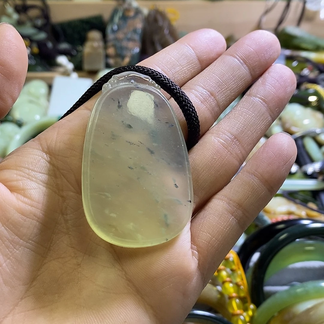 未镶嵌岫玉颈饰一个