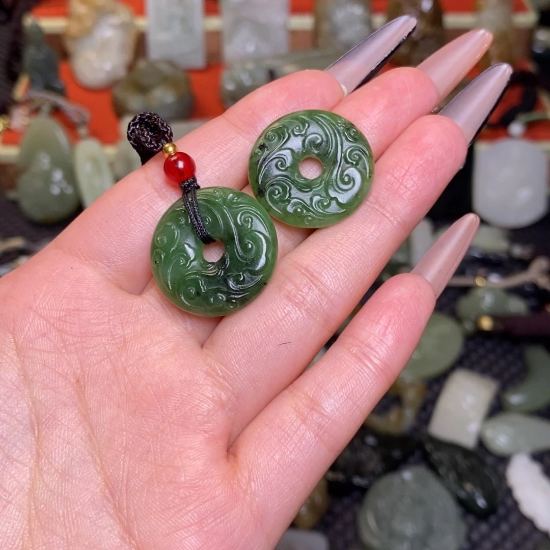 和田玉未镶嵌颈饰有瑕疵