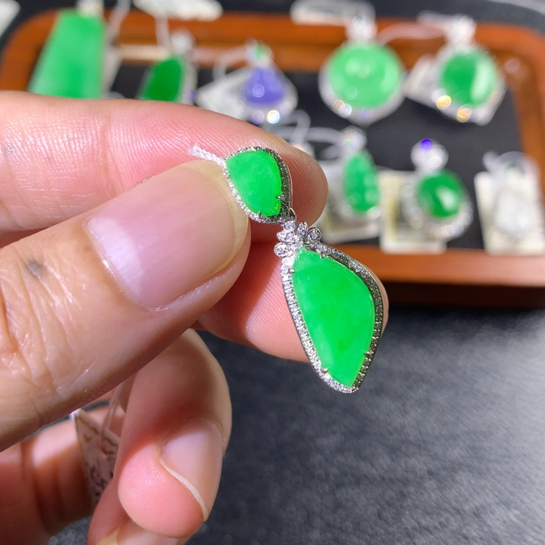 翡翠18K金镶嵌颈饰翡翠