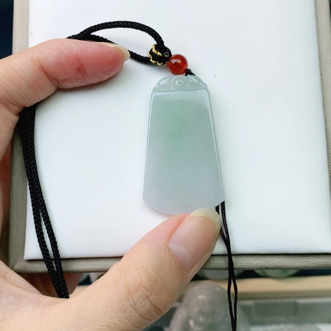 翡翠未镶嵌颈饰无事牌