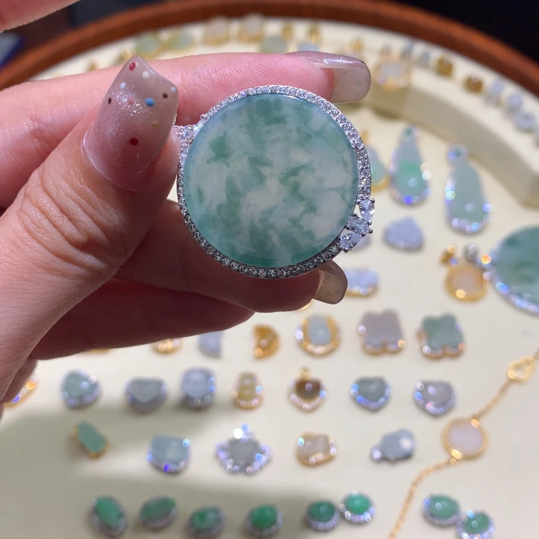 人***！翡翠未镶嵌颈饰一共380