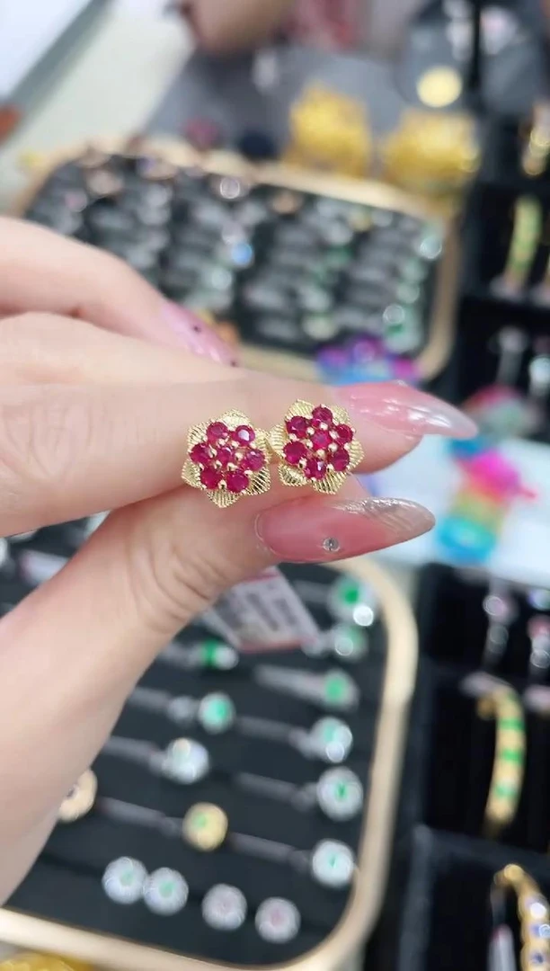 18K金镶嵌天然红宝石耳饰花朵