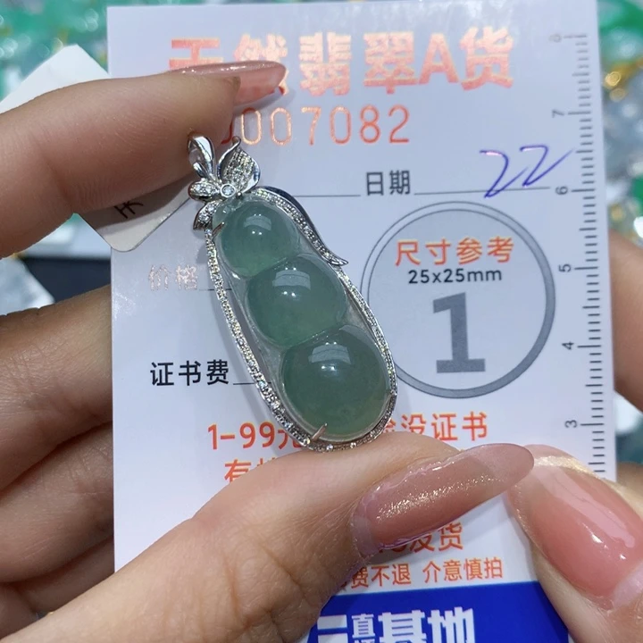 翡翠颈饰18K金镶嵌关*月豆子