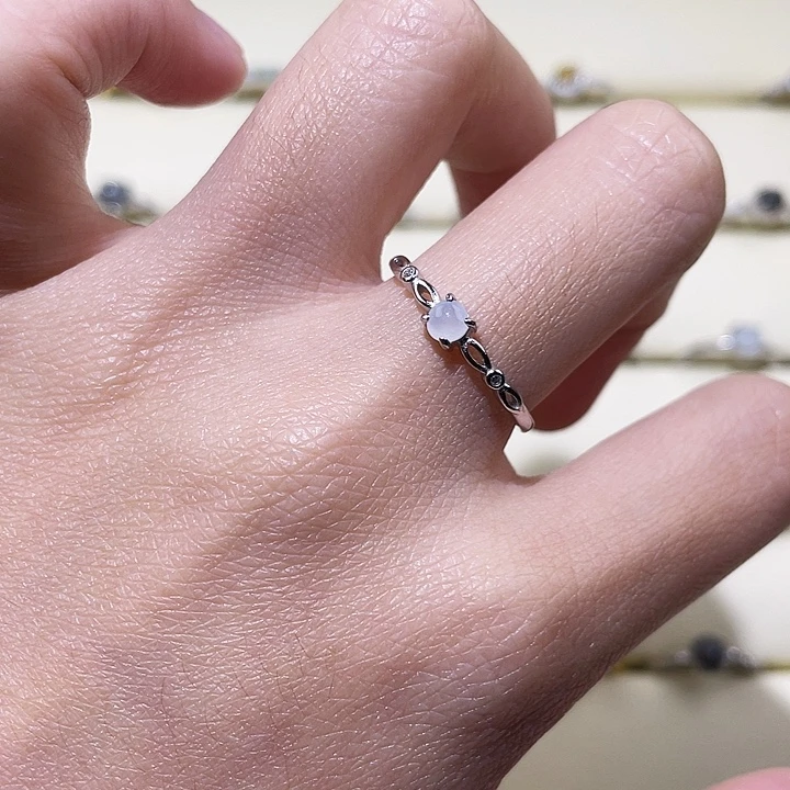 颈饰未镶嵌翡翠戒指