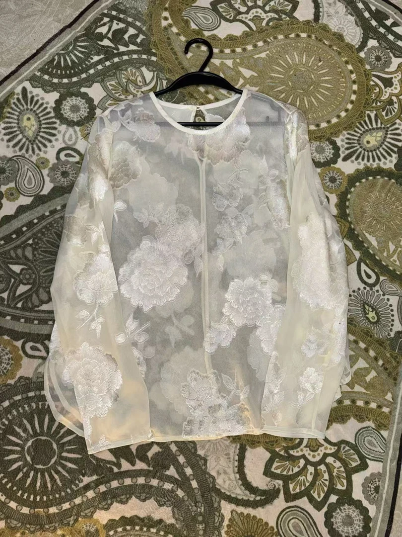 【新品福利不支持返回】真丝顺纡剪花显瘦上衣