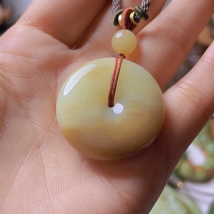 未镶嵌岫岩河磨玉（透闪石质玉）把件