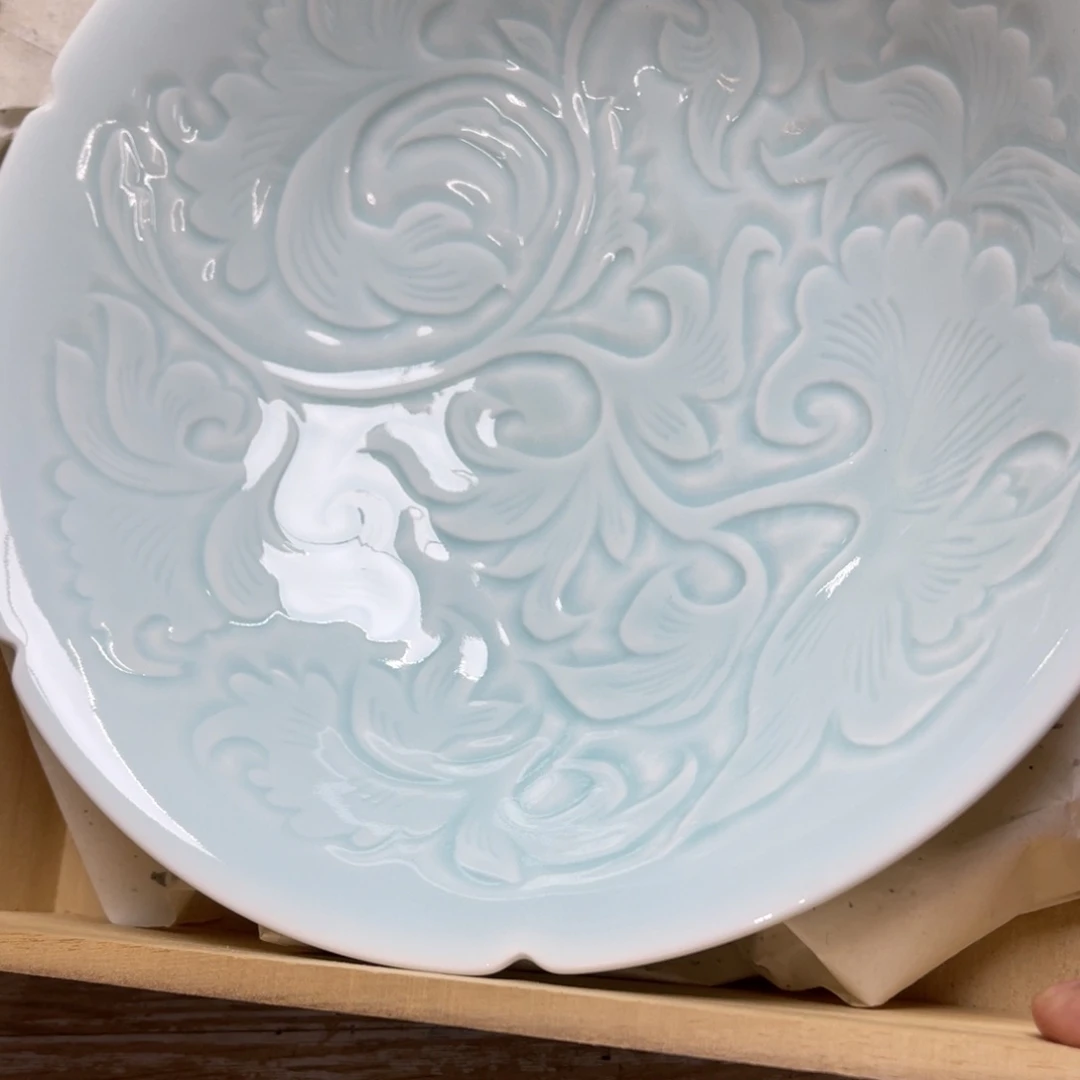 瓷片巴**货密密麻麻地排列着一个