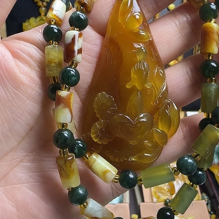 蛇纹石玉未镶嵌颈饰