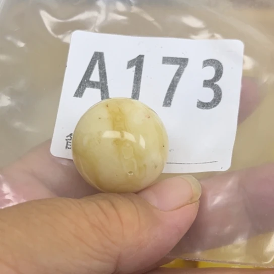 O***娜琥珀未镶嵌珠宝奇石微瑕有裂24.8，分俩单拍，发个个珠子
