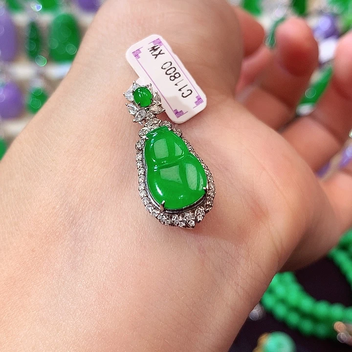 翡翠18K金镶嵌颈饰翡翠