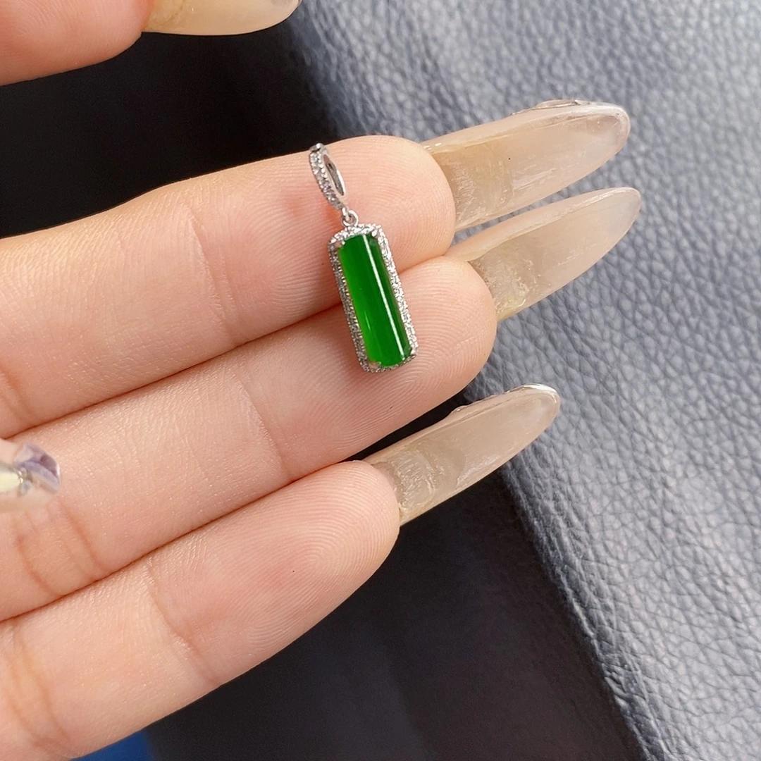 A***z颈饰18K金镶嵌翡翠翡翠