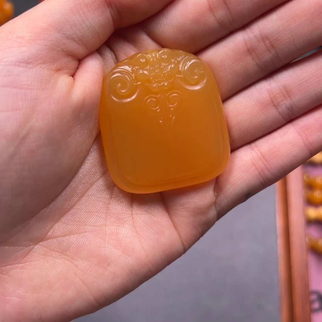 君***仔石英质玉（缅黄）未镶嵌手玩件