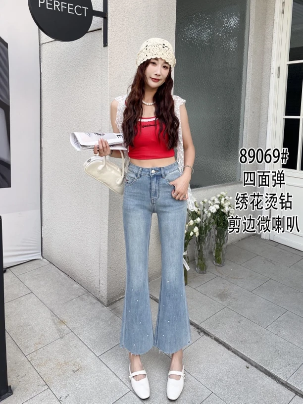 口袋绣花脚口剪边烫钻设计微喇叭九分