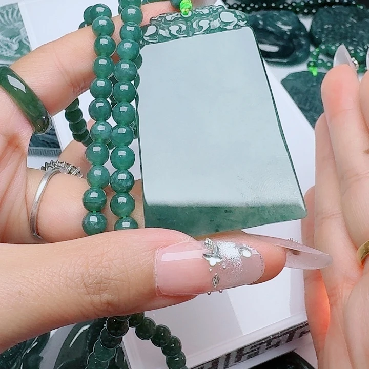 翡翠未镶嵌颈饰多样性发其一