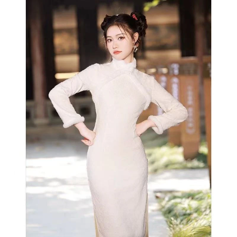 1561 米色 毛绒美玲襟 珠珠流苏 旗袍