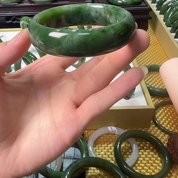 未镶嵌手镯和田玉（碧玉）
