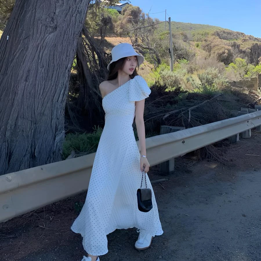 法式白色波点斜肩连衣裙女夏季2025年新款纯欲辣妹海边度假长裙子