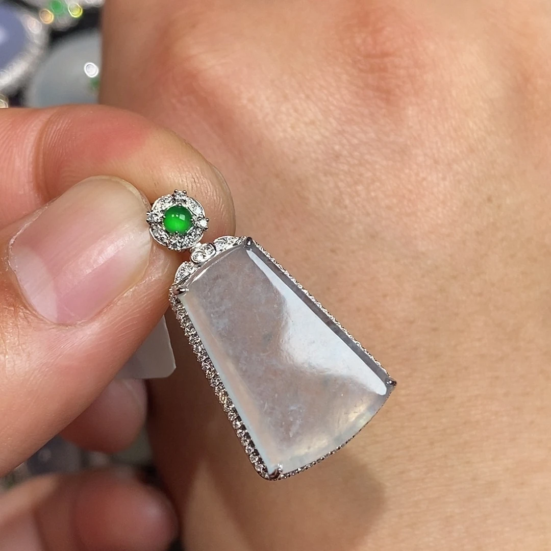 翡翠颈饰18K金镶嵌无事牌