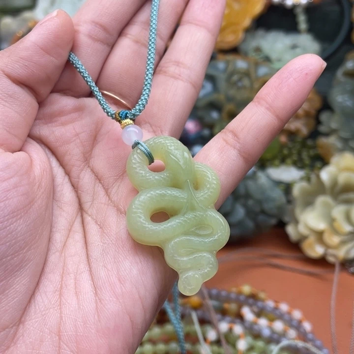 蛇纹石玉吊坠合金