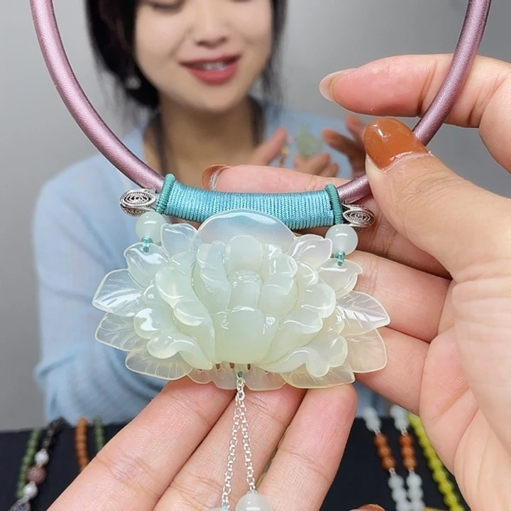 蛇纹石玉未镶嵌颈饰