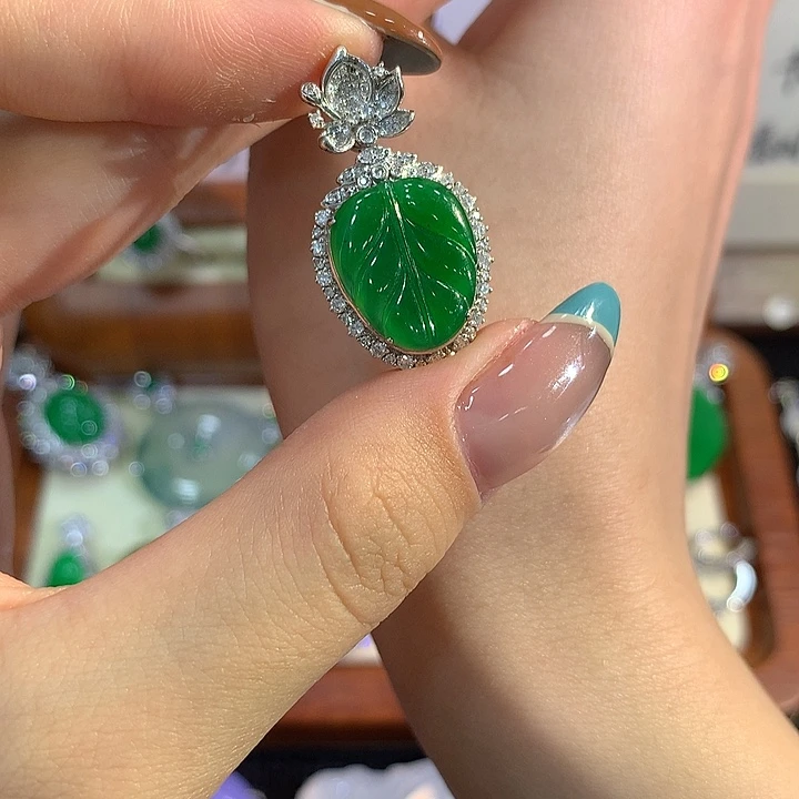 颈饰18K金镶嵌翡翠