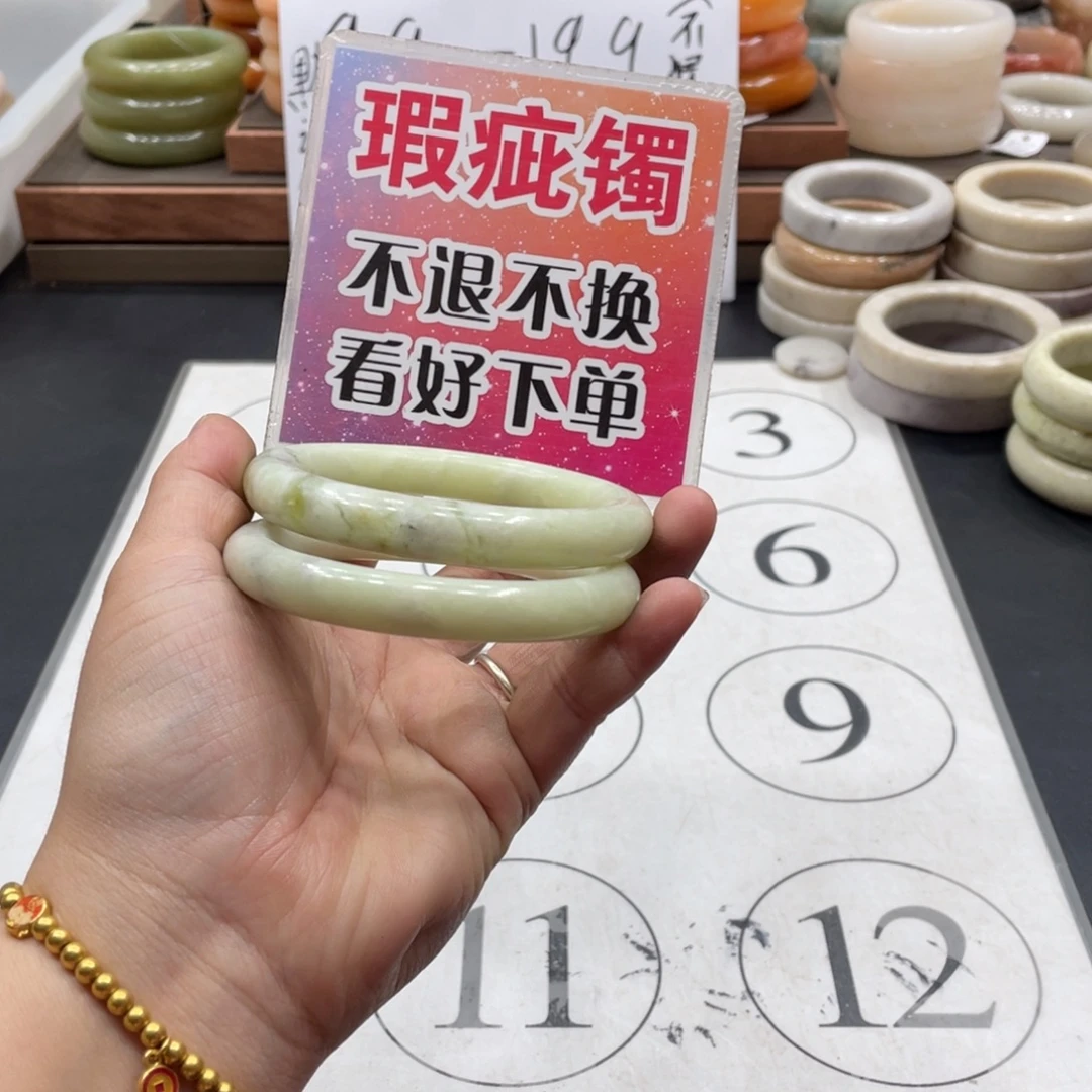 冒***₎未镶嵌手镯石英质玉