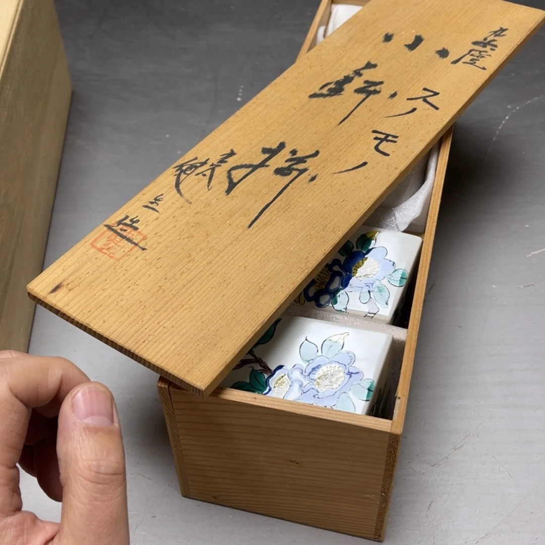 瓷片用****0密密麻麻地排列着一个