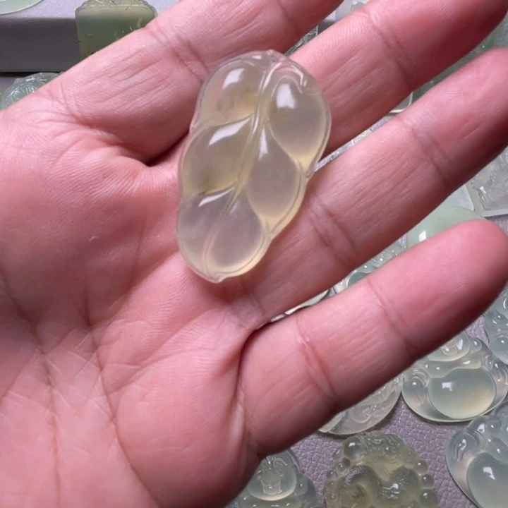 岫玉未镶嵌吊坠(赠链)