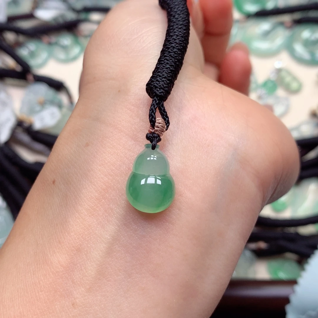 翡翠未镶嵌颈饰葫芦