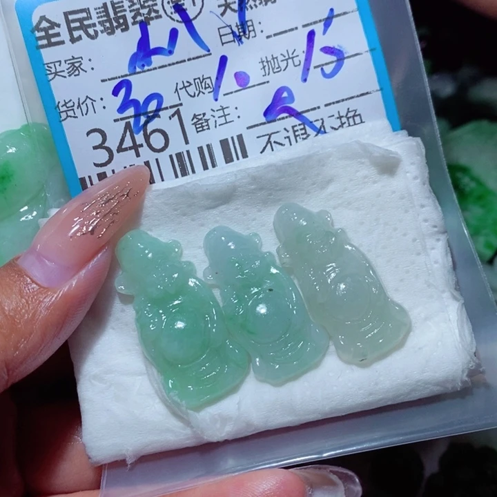 ****八翡翠未镶嵌颈饰有