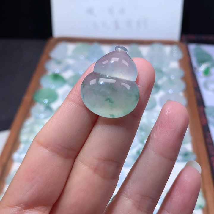 颈饰未镶嵌翡翠冰种飘花大葫芦