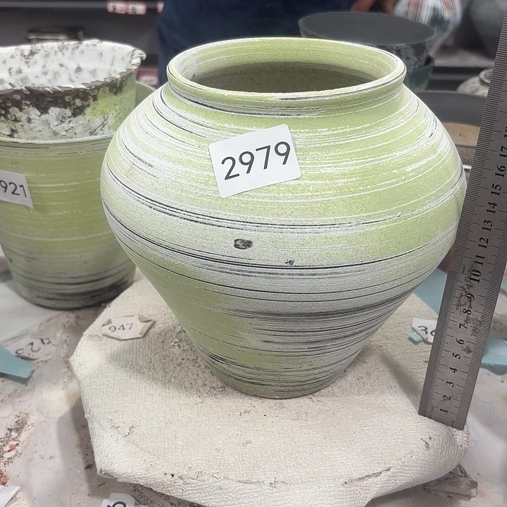 摆件高20，口11，瑕疵处理，2979，无孔