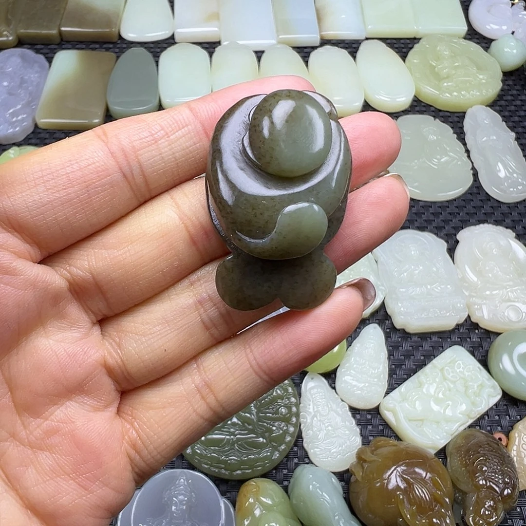 和田玉未镶嵌颈饰猫鱼，卡40