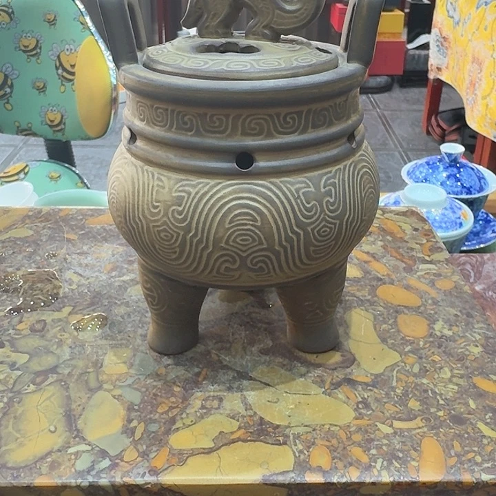 陶烧三足香炉一个，陶