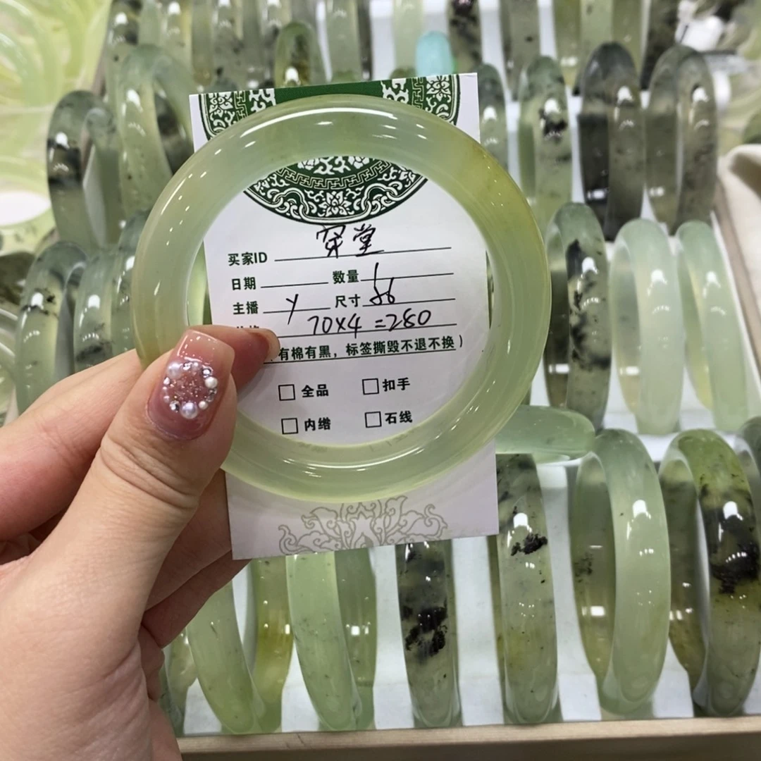 穿****蛇纹石玉未镶嵌手镯