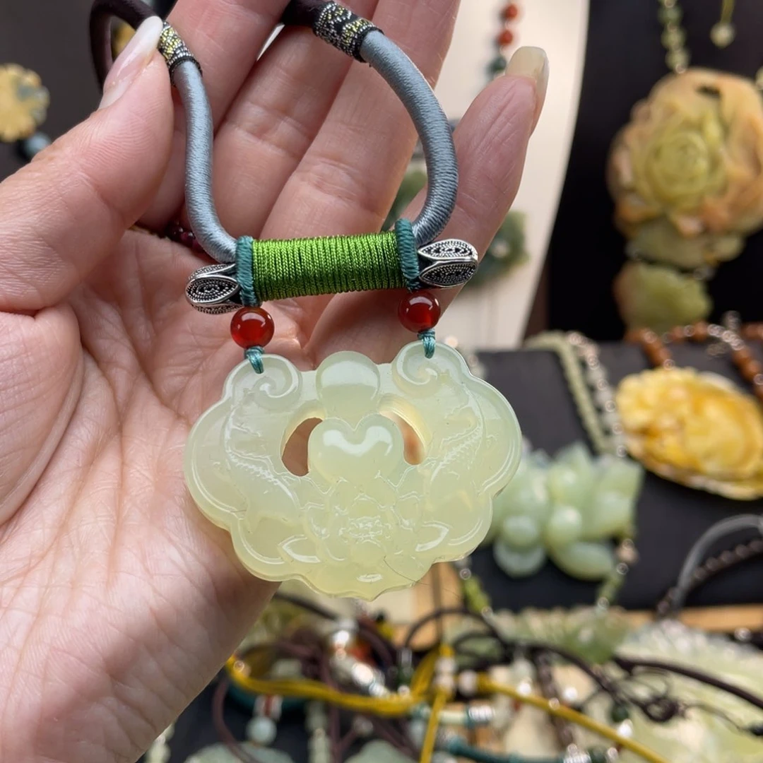 蛇纹石玉颈饰未镶嵌