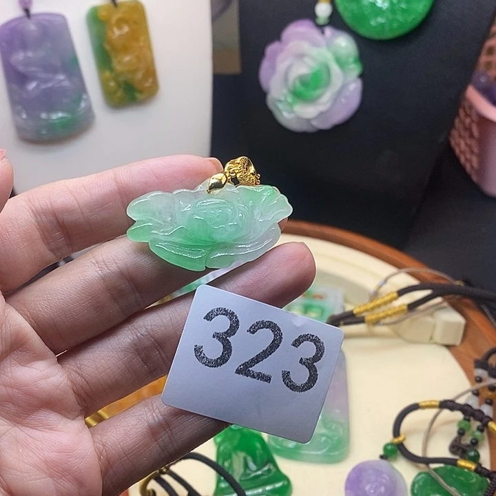 翡翠未镶嵌吊坠(赠链)