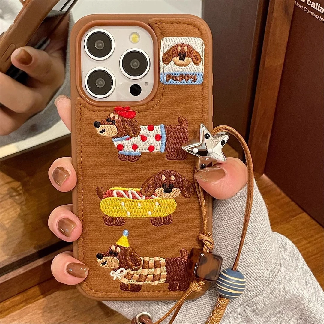 绒布刺绣腊肠狗适用iPhone16promax苹果15手机壳新款14女挂绳13